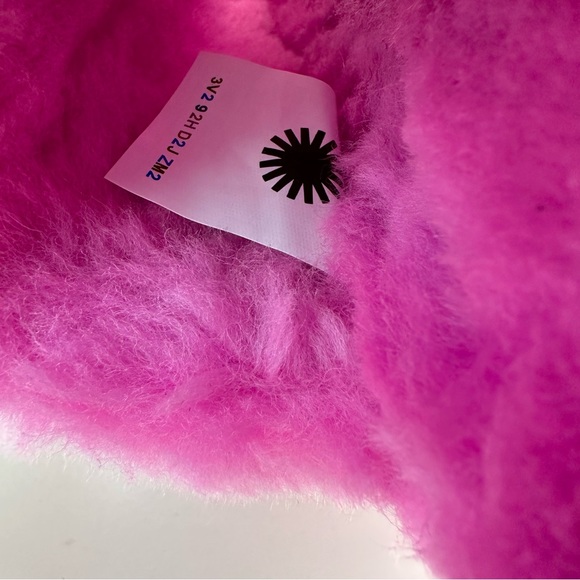 Ugg Women's Fluffita Clear Color: Carnation Size: 7 NWT. - Picture 14 of 14